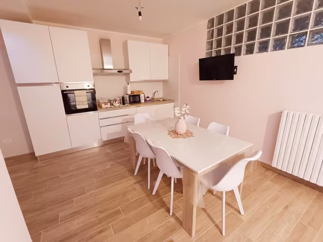 Sala da pranzo con tavolo e sedie della villa
